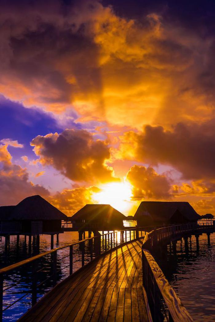 polynésie-française-voyage-coucher-du-soleil-bungalows-Bora-Bora