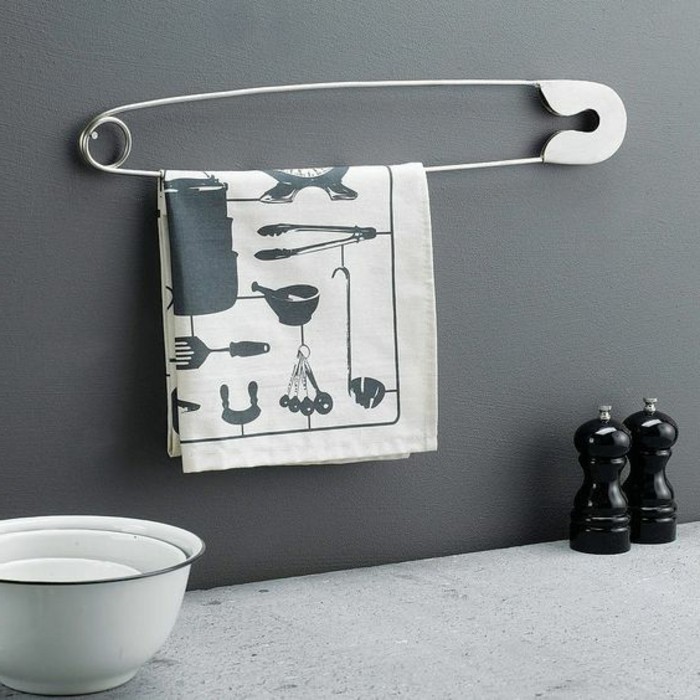 porte-serviette-murale-salle-de-bain-murs-gris-jolie-salle-de-bain-grise