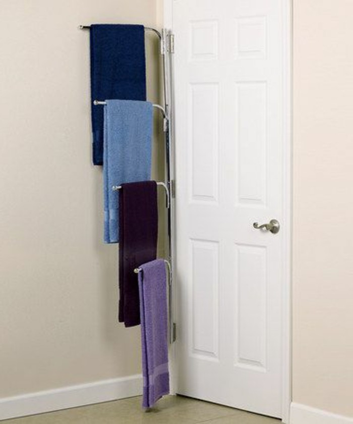 portes-serviettes-design-pour-la-salle-de-bain-beige-porte-en-bois-clair-porte-de-bain