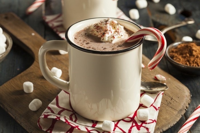 recette-chocolat-chaud-maison-poire-au-chocolat-chaud-avec-sucette-blanc-et-rouge-noel
