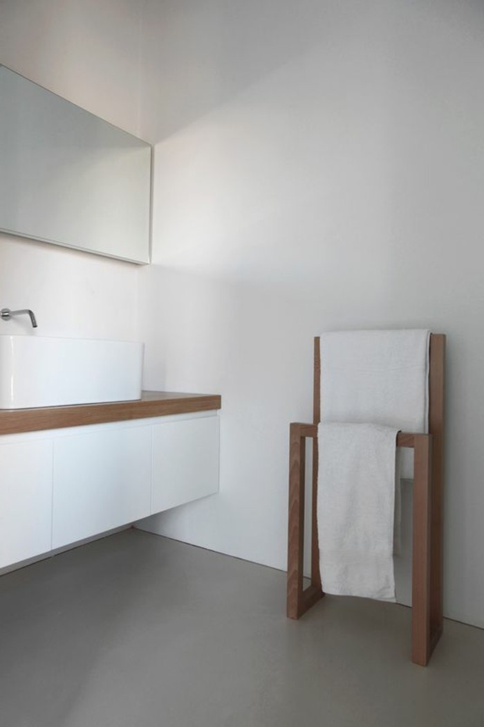 salle-de-bain-blanche-design-moderne-portes-serviettes-en-bois-clair-les-plus-beaux-modeles