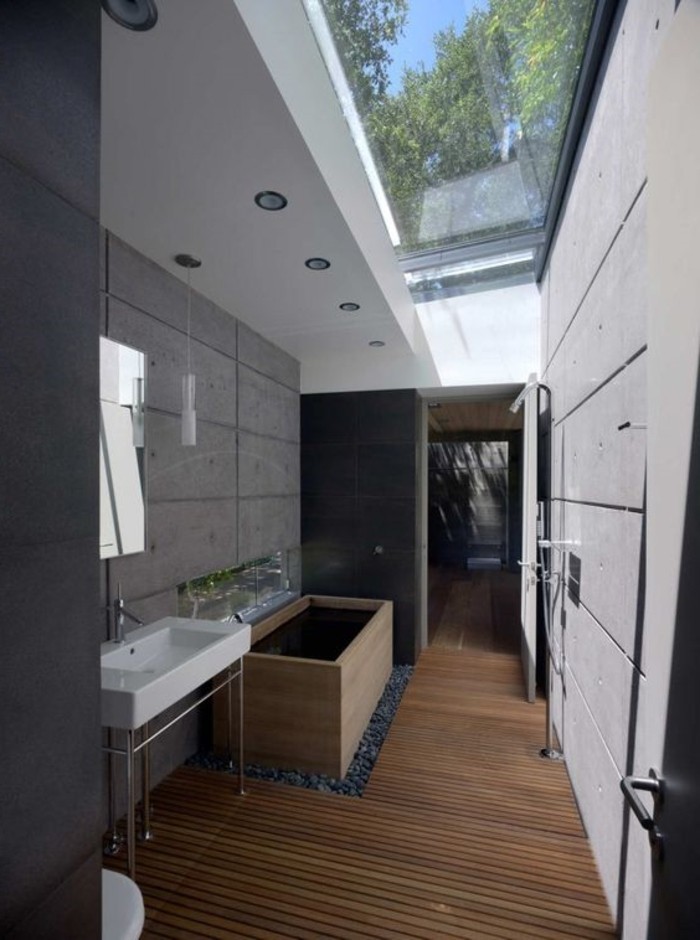 salle-de-bain-chic-sol-en-bois-plafond-avec-fenêtre-de-toit-velux-comment-choisir-les-verrieres-de-toit