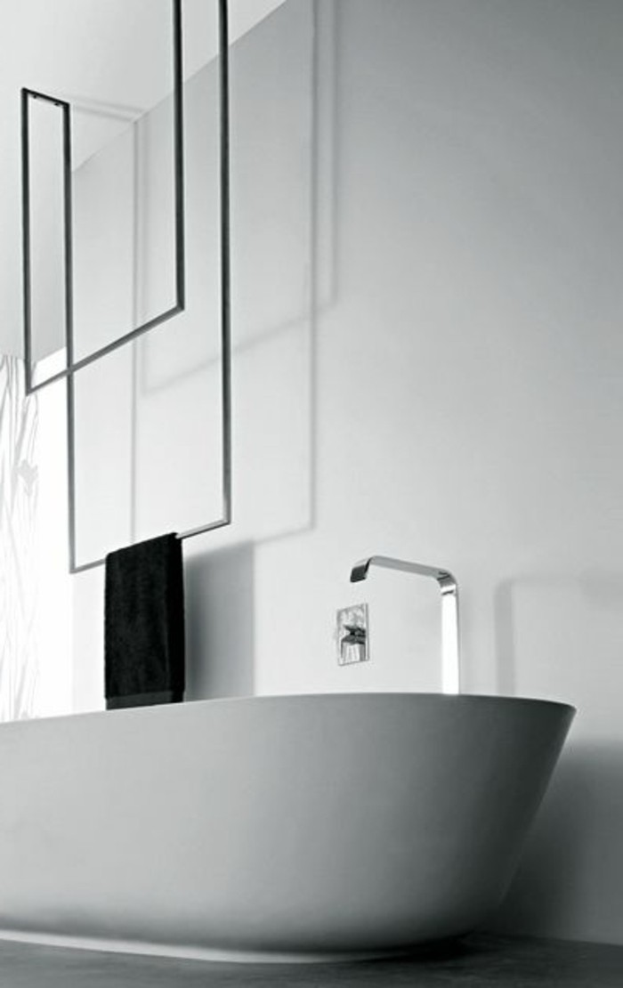 salle-de-bain-design-blance-baignoire-blanche-dans-la-salle-de-bain-portes-serviettes-muraux