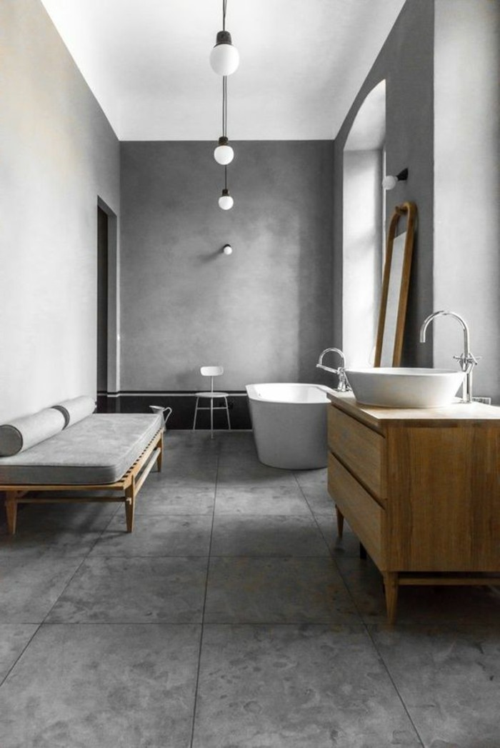 salle-de-bain-grise-avec-beton-decoratif-plan-de-travail-béton-cire-beton-gris-carrelage-beton
