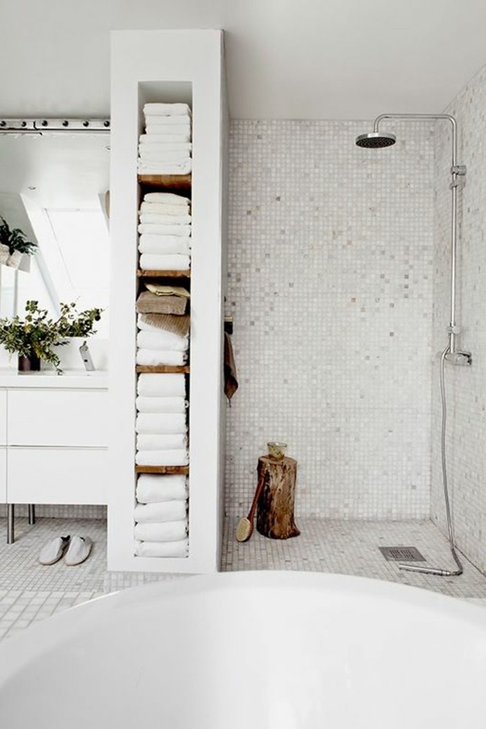 salle-de-bain-mosaique-blanc-porte-serviette-murale-salle-de-bain-baignoire-blanche