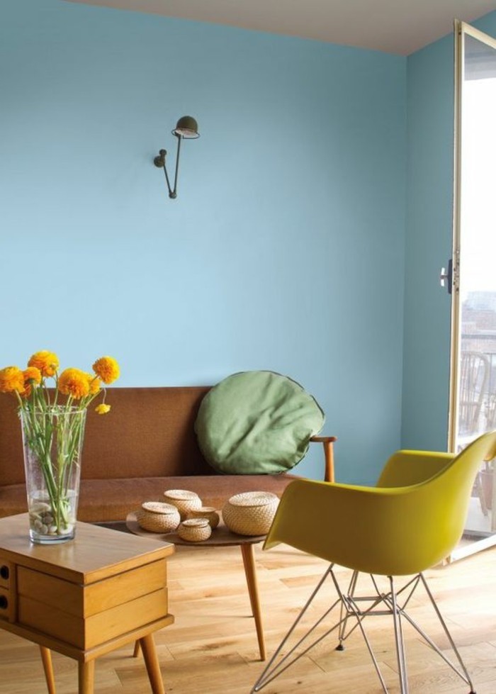 salon-avec-murs-bleu-clair-chaise-jaune-plastique-parquet-en-bois-clair-meubles-de-salon