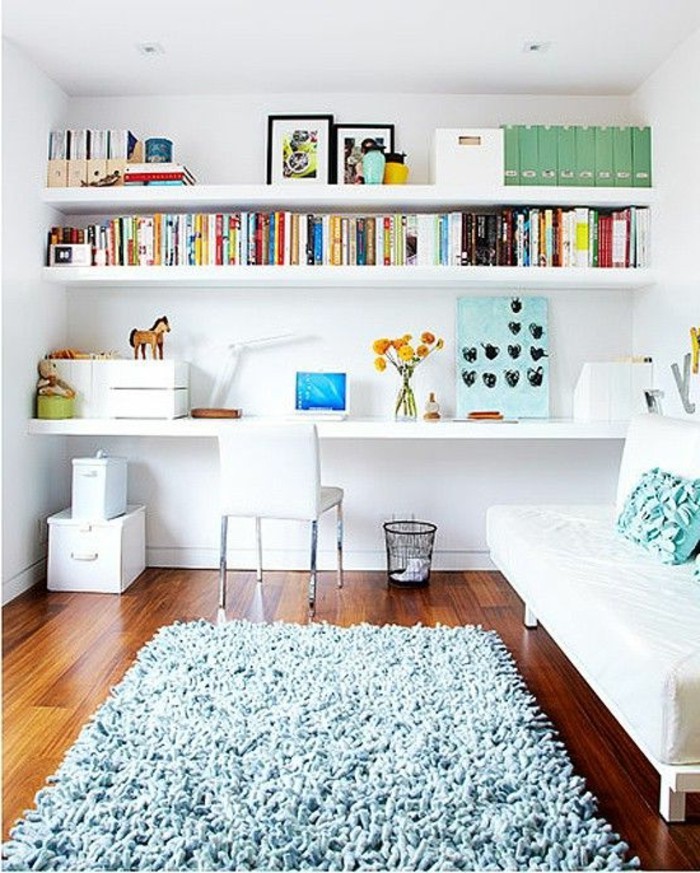 salon-avec-tapis-bleu-sol-en-parquet-ikea-etagere-murale-en-bois-blanc