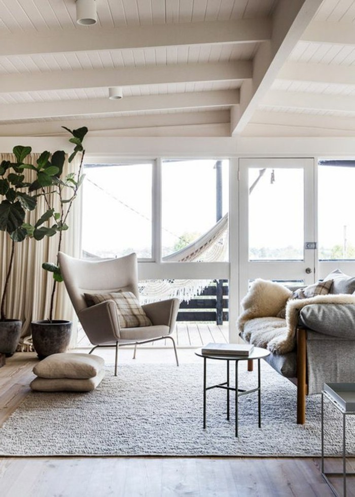 salon-beige-meubles-chic-tapis-beige-comment-associer-les-couleurs-d-intérieur-dans-le-salon