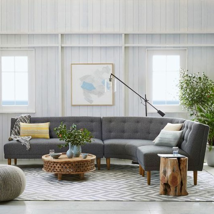 salon-chic-de-couleur-gris-canapé-d-angle-arrondi-gris-tapis-blanc-gris-meubles-de-salon
