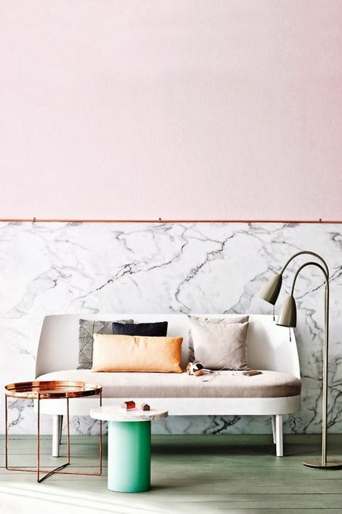 salon-chic-mur-rose-pale-peinture-mi-marbre-mi-peinture-rose-pale-comment-associer-les-couleurs-d-interieur