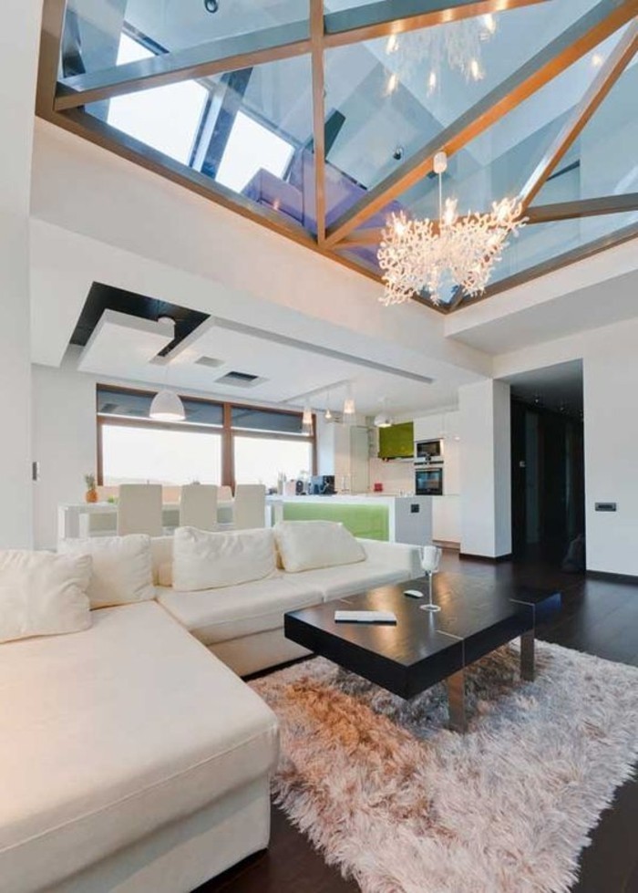 salon-de-luxe-avec-verrier-toit-fenetre-de-toit-plafond-en-verre-meubles-beiges