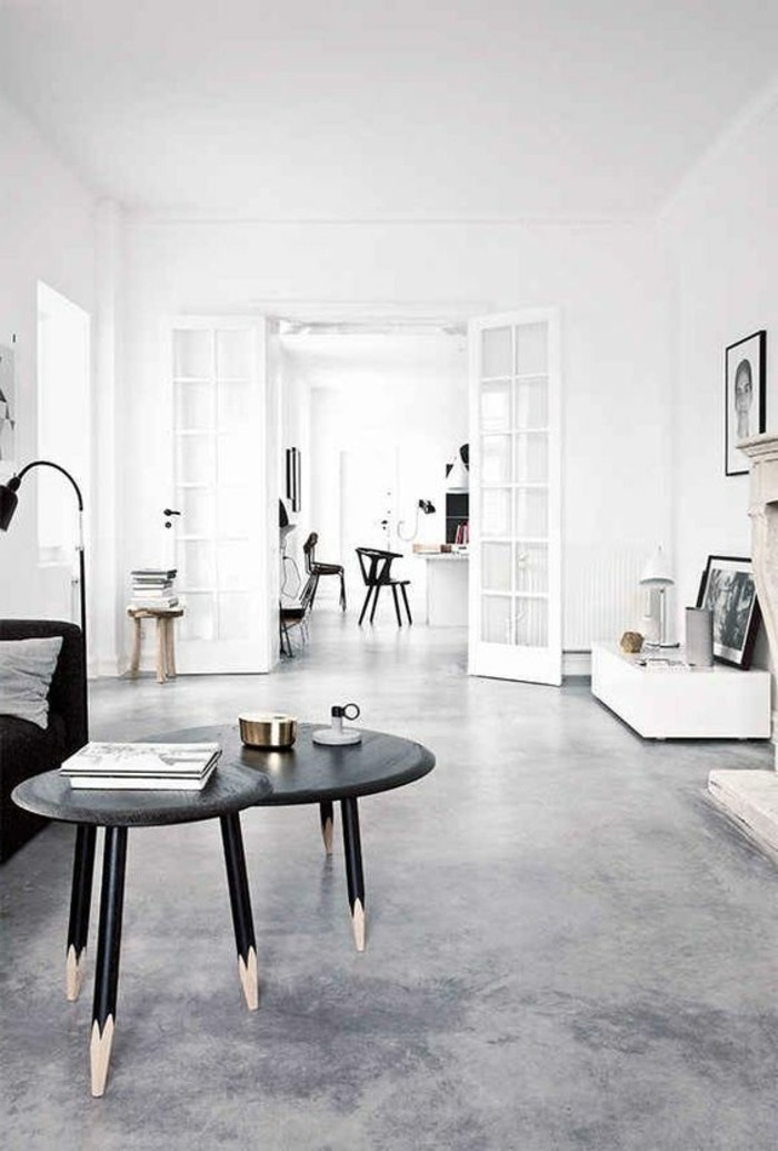 salon-moderne-béton-décoratif-gris-sur-le-sol-dans-le-salon-moderne-table-en-bois