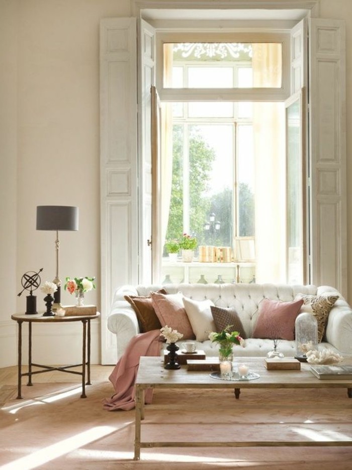salon-plafond-haut-meubles-de-salon-beiges-coussins-decoratifs-canape-cuir-blanc-couleur-complémentaire-du-beige-couleur-peinture-salon