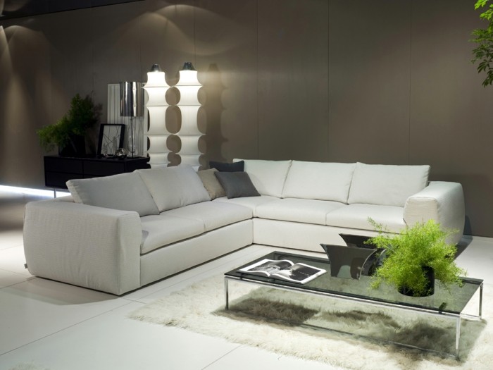 saon-blanc-marron-avec-canapé-en-cuir-blanc-meubles-de-salon-sol-en-carrelage-blanc