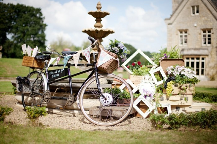 superbe-idée-mariage-déco-voir-le-casquette-vélo-vintage-et-le-bicyclette-basket-fleurie