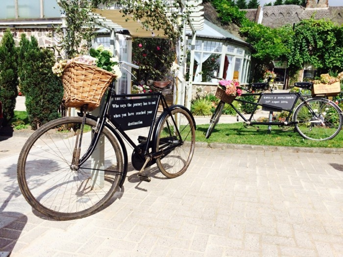 superbe-jardin-voir-le-casquette-vélo-vintage-et-le-bicyclette-basket-fleurie
