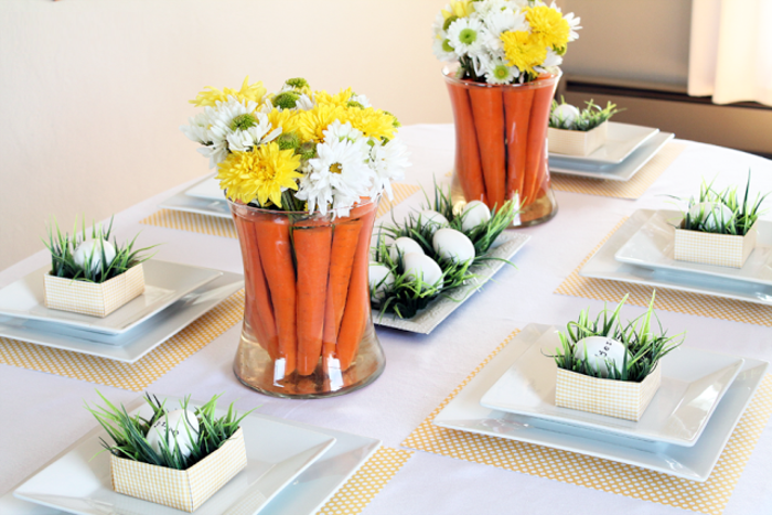 table-bien-décorée-carottes-dans-vases-en-verre-et-fleurs-jolie-décoration