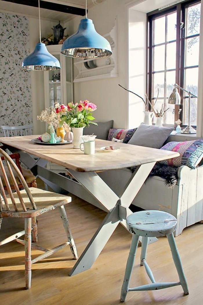 table-de-salle-à-manger-design-en-bois-clair-chaises-de-table-a-mnager-retro-chic