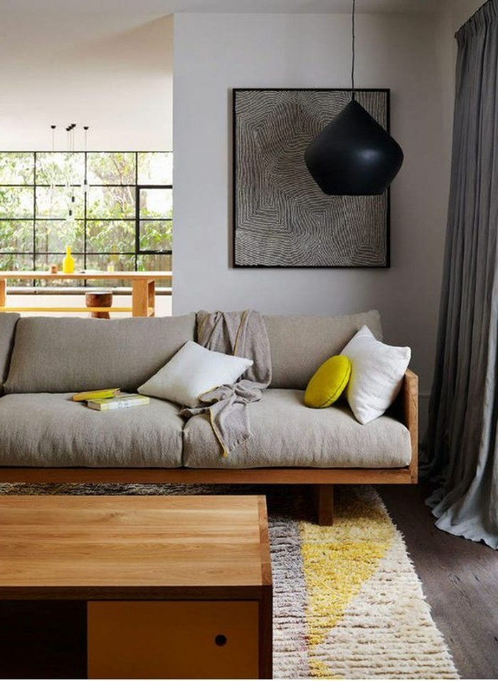 tapis-beige-jaune-canapé-beige-meubles-de-salon-rideuax-gris-salon-chic-comment-associer-les-couleurs-d-intérieur