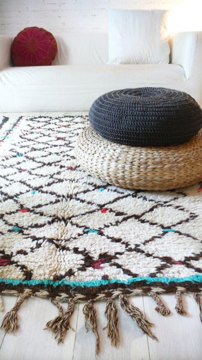 tapis-marocain-ambiance-simple-et-belle-avec-un-tapis-berbère