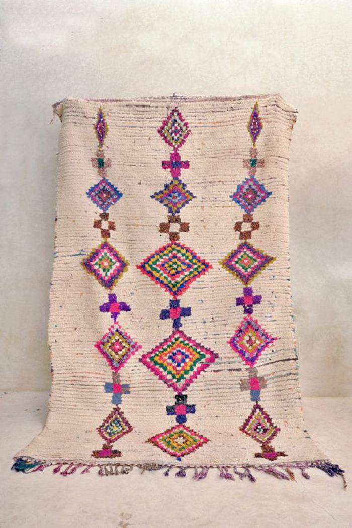 tapis-marocain-jolie-carpette-ethnique-en-couleurs-douces