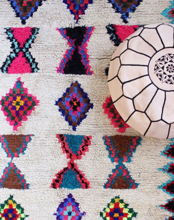 tapis-marocain-motifs-colorés-pouf-en-cuir-blanc