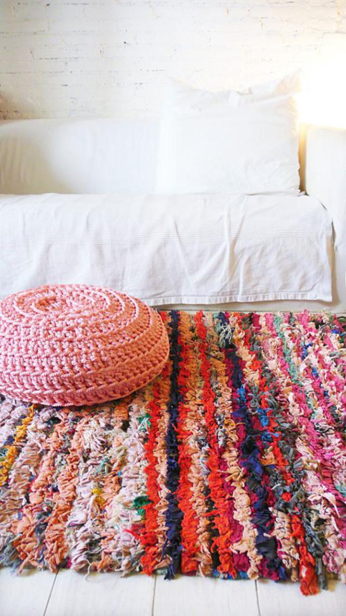 tapis-marocain-rayures-pouf-tricoté-rose