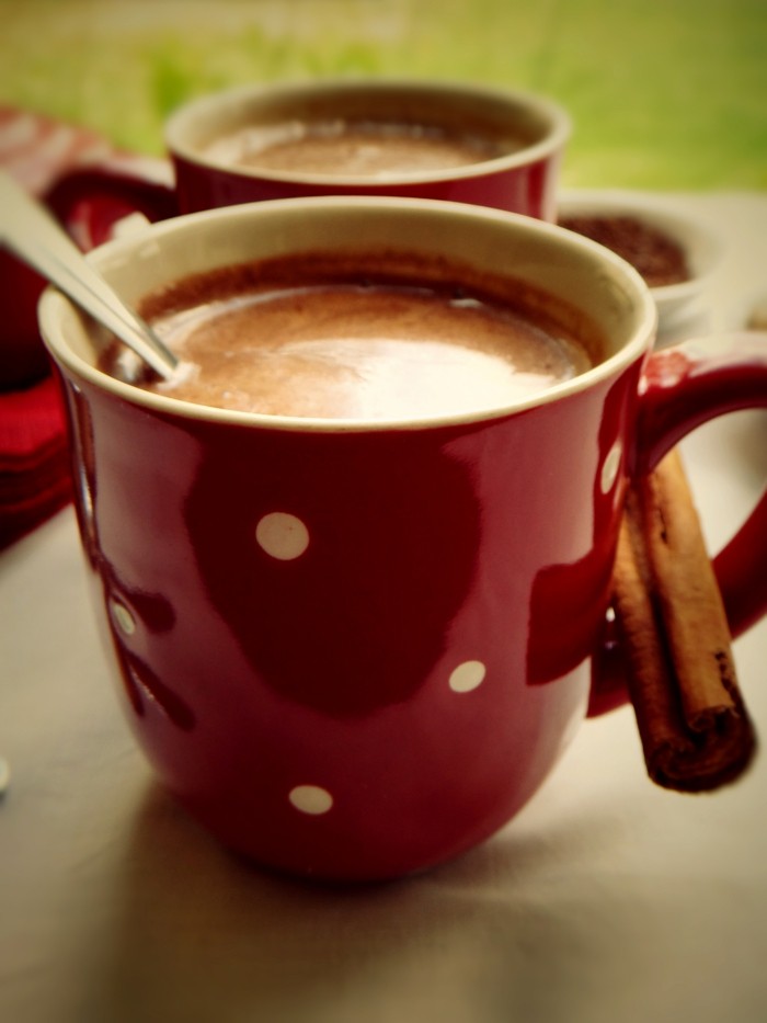 tasse-chocolat-chaud-coulis-de-chocolat-chaud-bon-chocolat-chaud-rouge