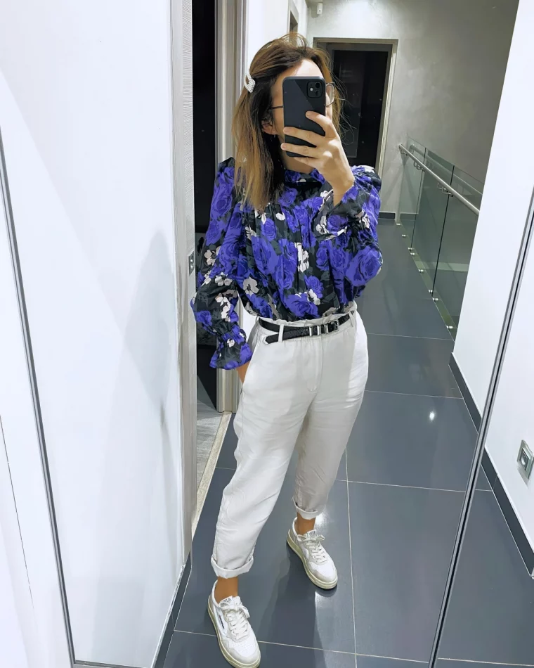 tenue printemps en pantalon blanc ceinture baskets blanches blouse fleurie