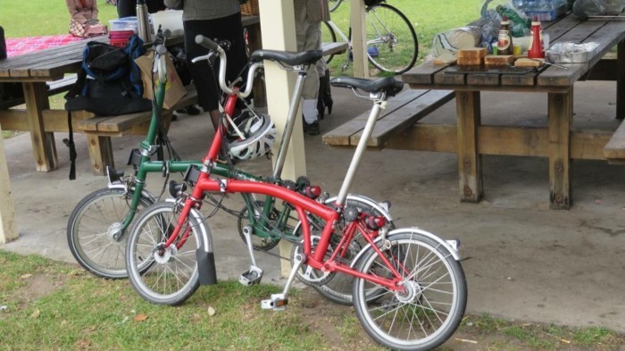 voir-les-bancs-de-bois-originale-vélo-d-occasion-pour-la-ville-rouler-à-deux-roux