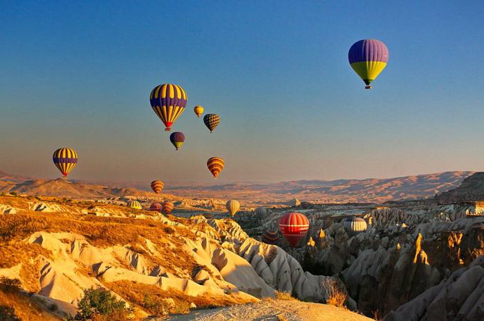 vol-en-montgolfière-au-dessus-des-rochers-de-Cappadoce