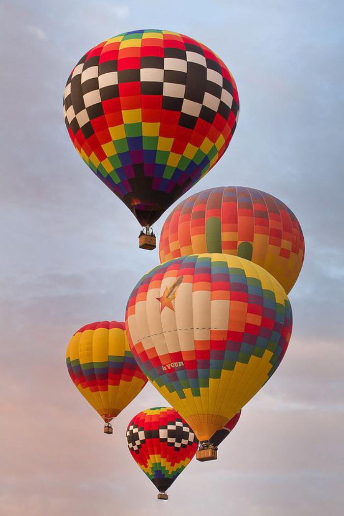 vol-en-montgolfière-ballons-bariolés-volants