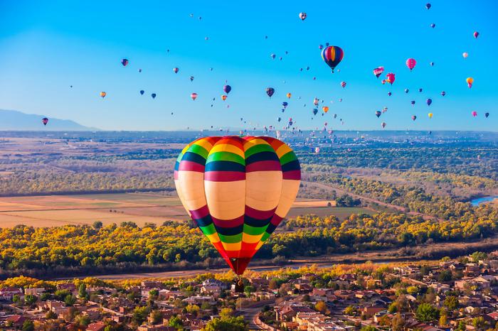 vol-en-montgolfière-paysage-paradisiaque-du-fest-traditionnel-New-Mexico