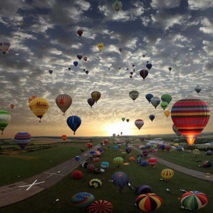vol-en-montgolfière-tour-en-montgolfière-au-lever-et-au-coucher-su-soleil