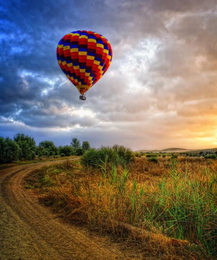 vol-en-montgolfière-un-ballon-solitaire-au-dessus-d'une-plaine-magique
