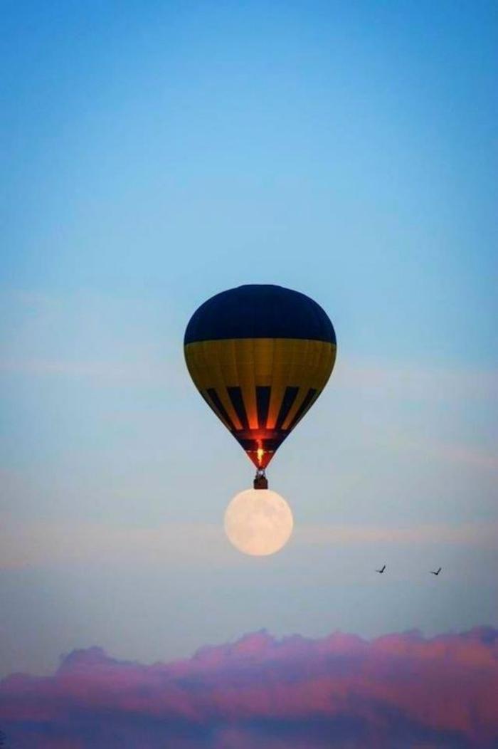 vol-en-montgolfière-un-ballon-volant-et-la-lune