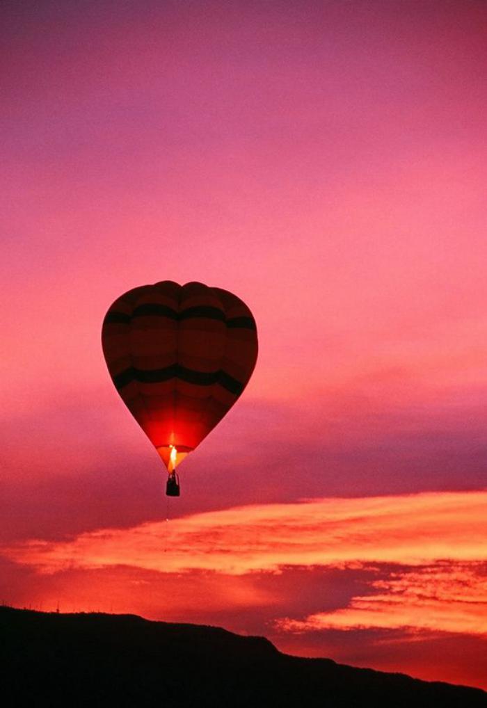 vol-en-montgolfière-une-promenade-aérienne-au-coucher-du-soleil