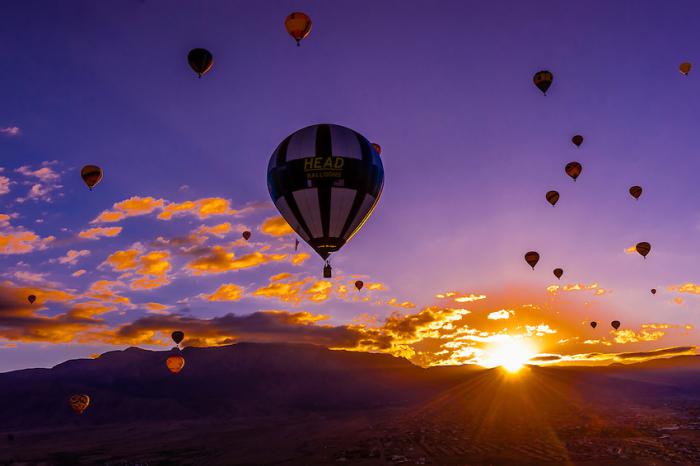 vol-en-montgolfière-paysage-au-lever-du-soleil