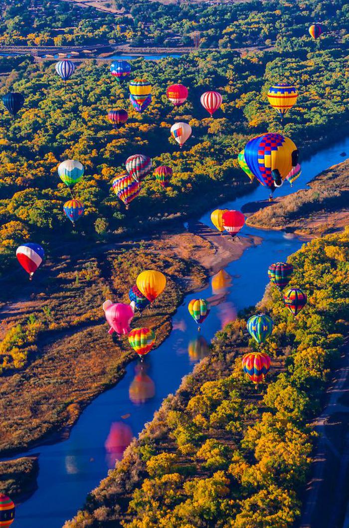 vol-en-montgolfière-tour-en-balloon-au-dessus-de-rivières