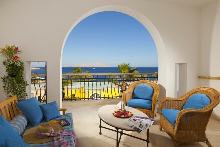 vue-magnifique-aménagement-balcon-étroit-idée-décoration-cosy-la-mer