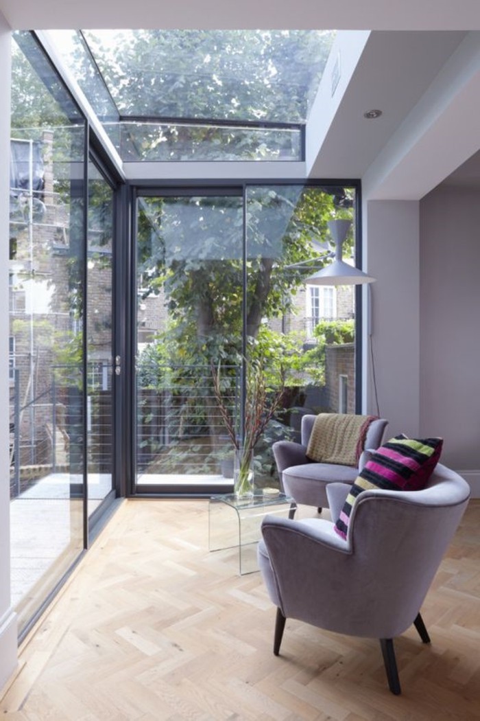véranda-en-verre-fenêtre-de-toit-velux-verrière-de-véranda-fauteuils-gris