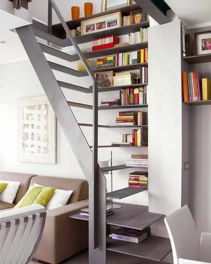 étagère-bibliothèque-en-bois-gris-interieur-chic-meubles-modernes-escalier-d-intérieur