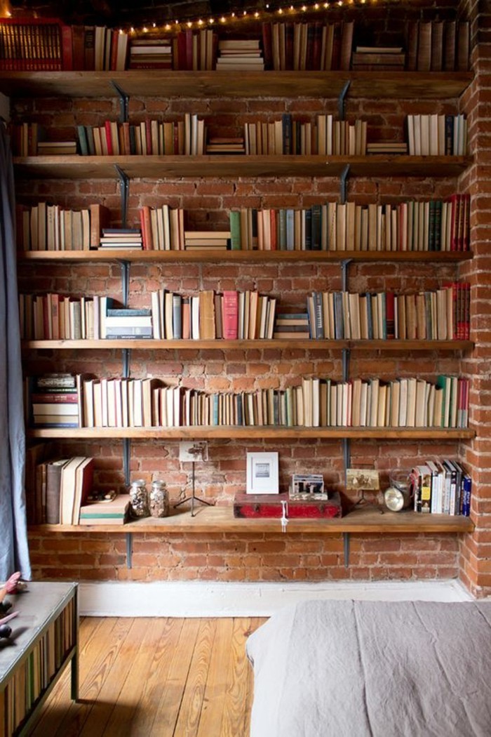 étagère-bibliothèque-en-bois-mur-de-briques-rouges-sol-en-planchers-bois-deco-murale