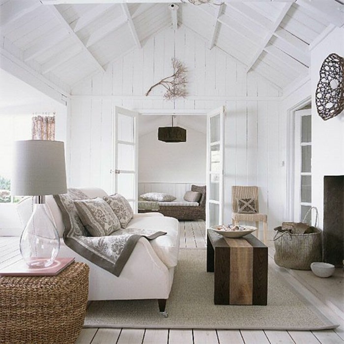 0-canape-blanc-sol-en-planchers-idee-deco-sejour-amenager-petit-salon-tapis-beige-plafond-sous-pente