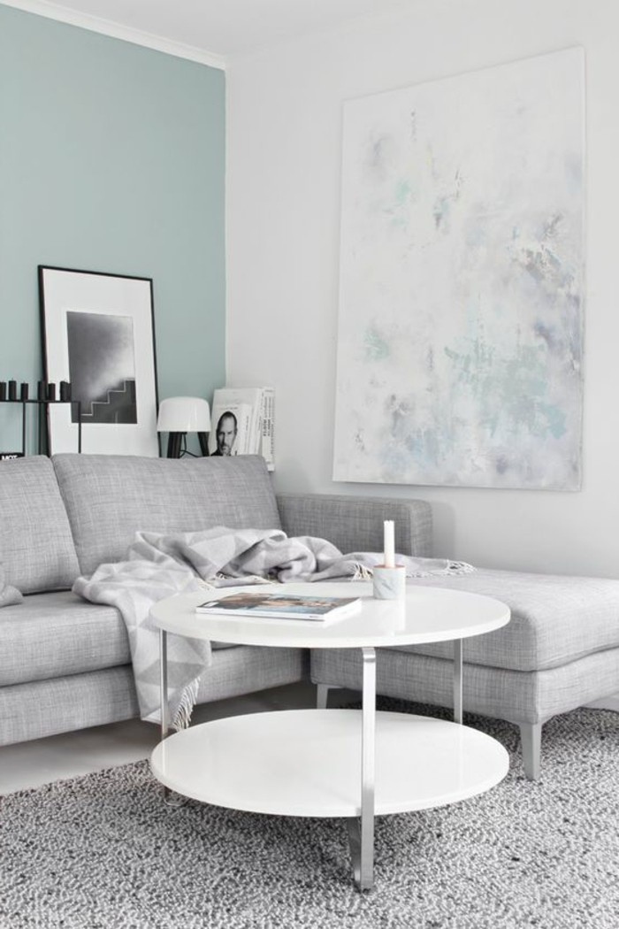 0-joli-salon-tapis-et-meubles-gris-mur-blanc-bleu-clair-peindre-une-pièce-en-deux-couleurs