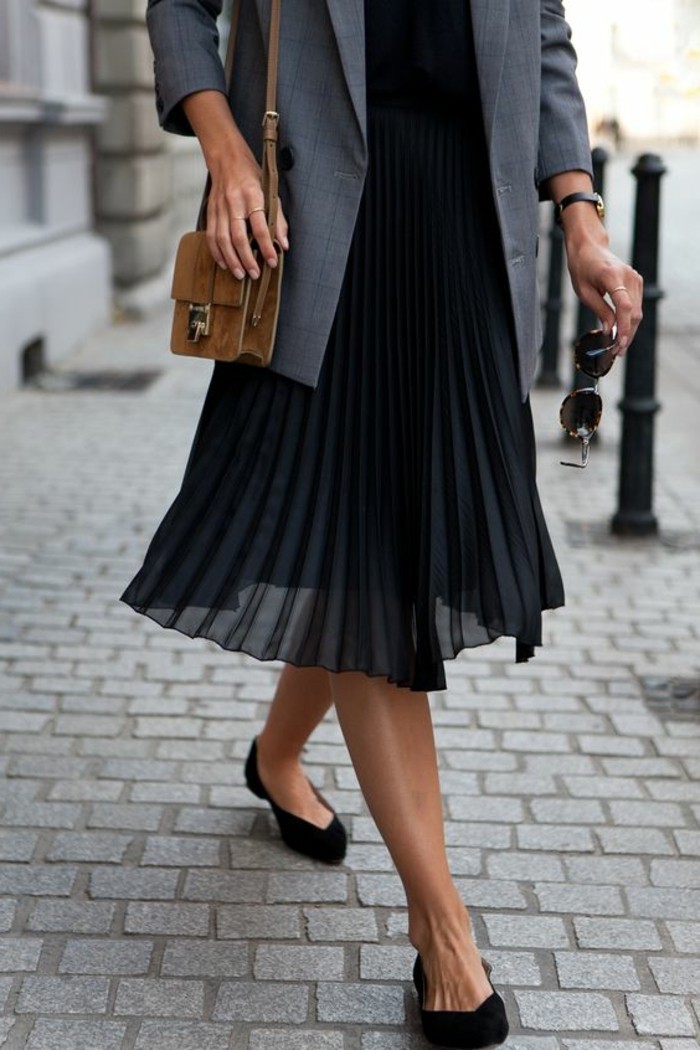 0-jupe-longue-noire-plissée-femme-veste-gris-femme-chaussures-noires