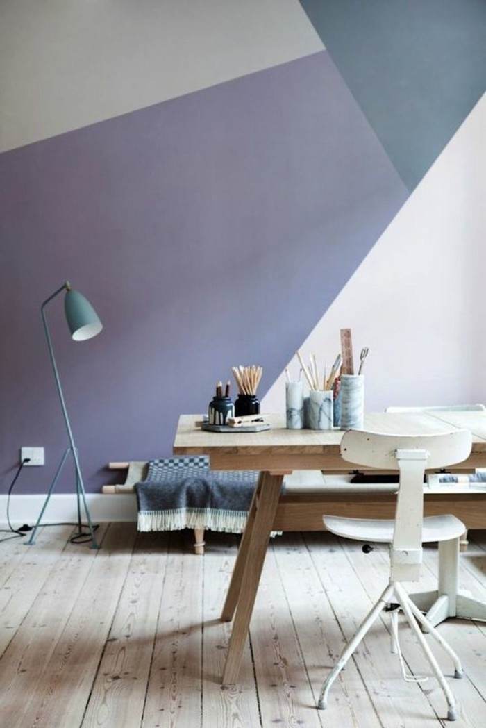 0-peindre-une-pièce-en-deux-couleurs-chambre-adulte-mur-violettes-beiges-sol-en-parquet-clair