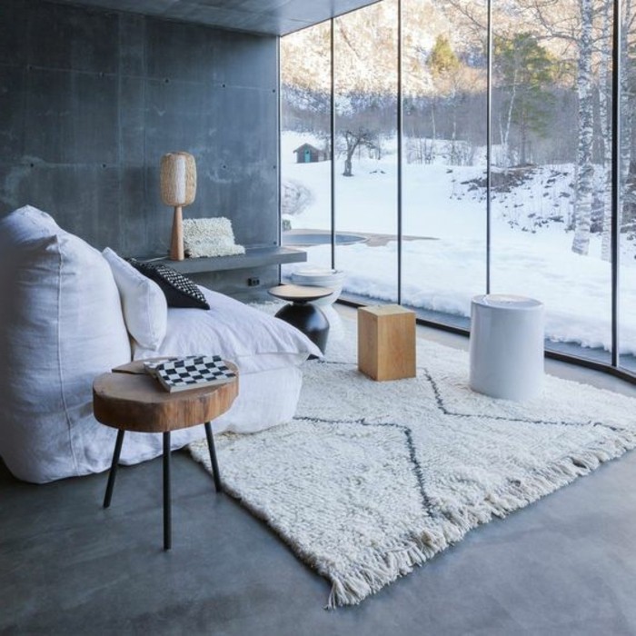 0-quelle-couleur-pour-un-salon-tapis-blanc-sol-en-beton-cire-grande-fenêtre-avec-vue