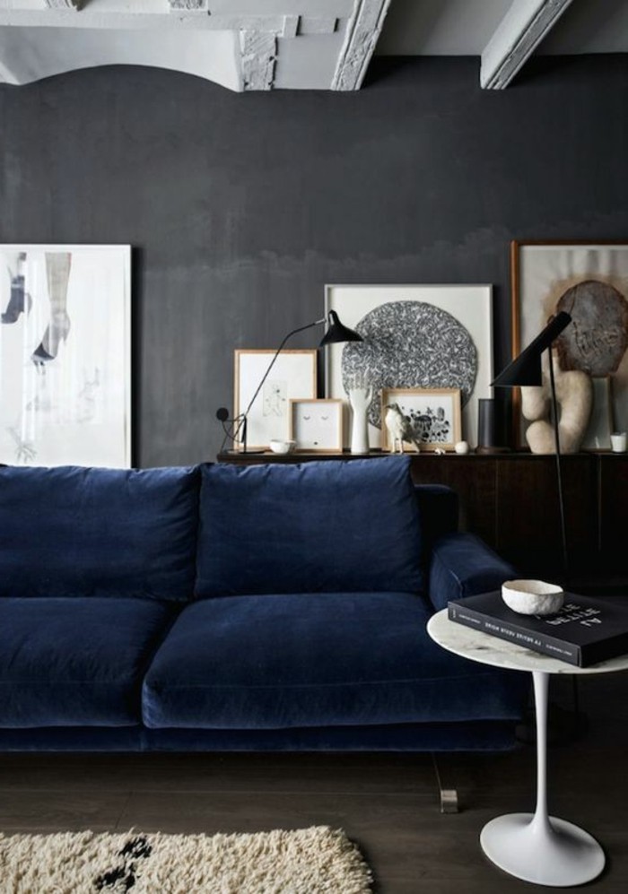 0-salon-avec-canape-bleu-foncé-murs-gris-plafod-sous-combles-mur=gris-fonce