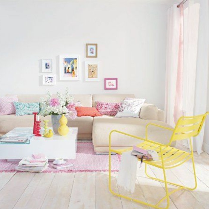 0-salon-de-couleurs-pastel-tapis-rose-sol-en-parquet-clair-mur-blanc-canapé-beige-d-angle